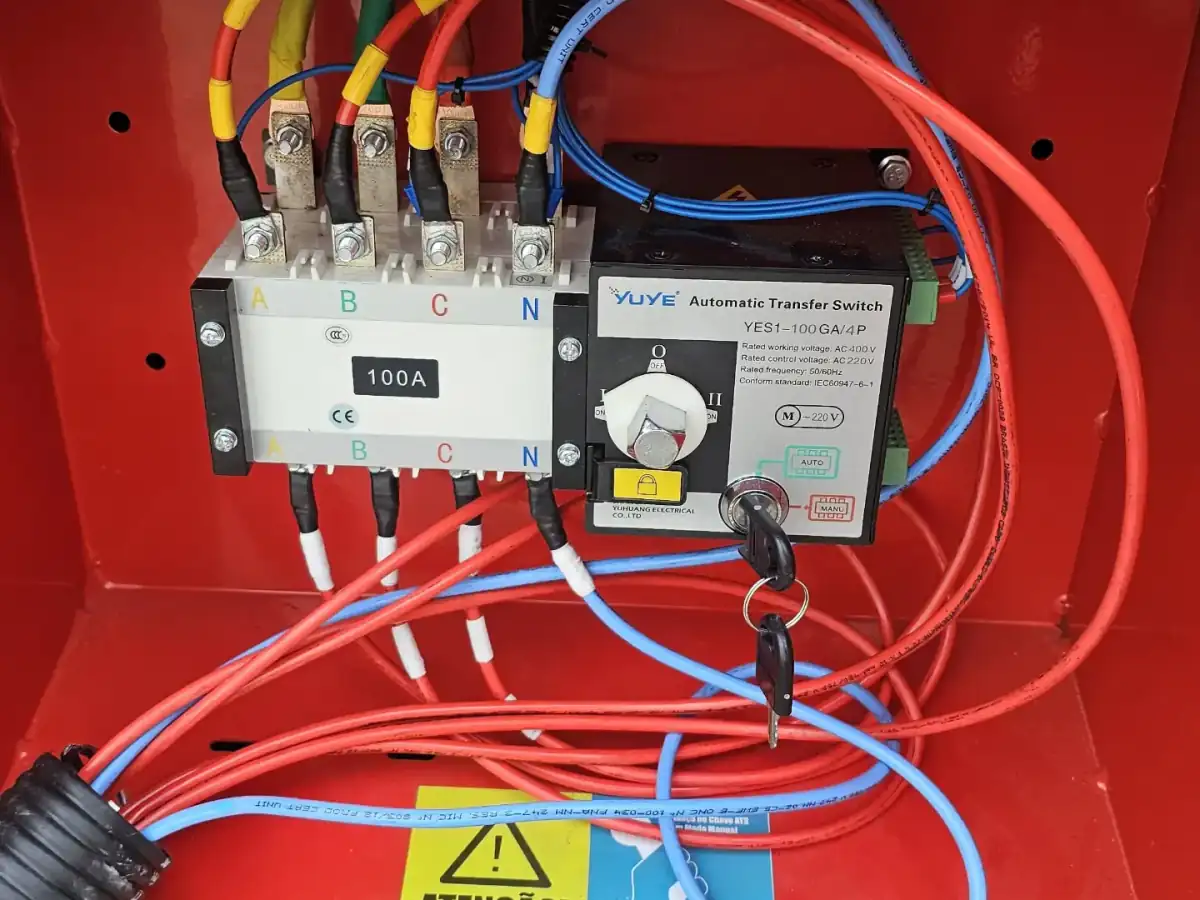 Chave de transferência automática (QTA) de 100 A instalada no painel do gerador em São Luís, MA