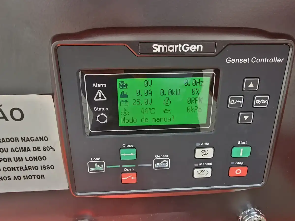 Controlador digital de gerador alugado mostrando tensão, temperatura e bateria em São Luís, MA