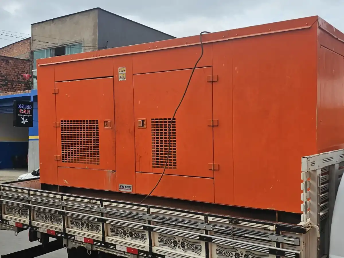 Grupo gerador industrial carenado de 370 kVA pronto para locação em São Luís, MA
