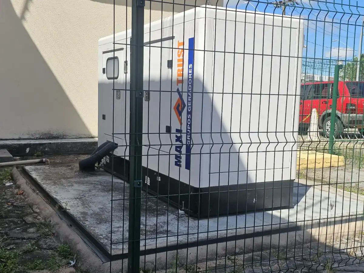 Gerador carenado instalado em área cercada de instituição em São Luís, MA