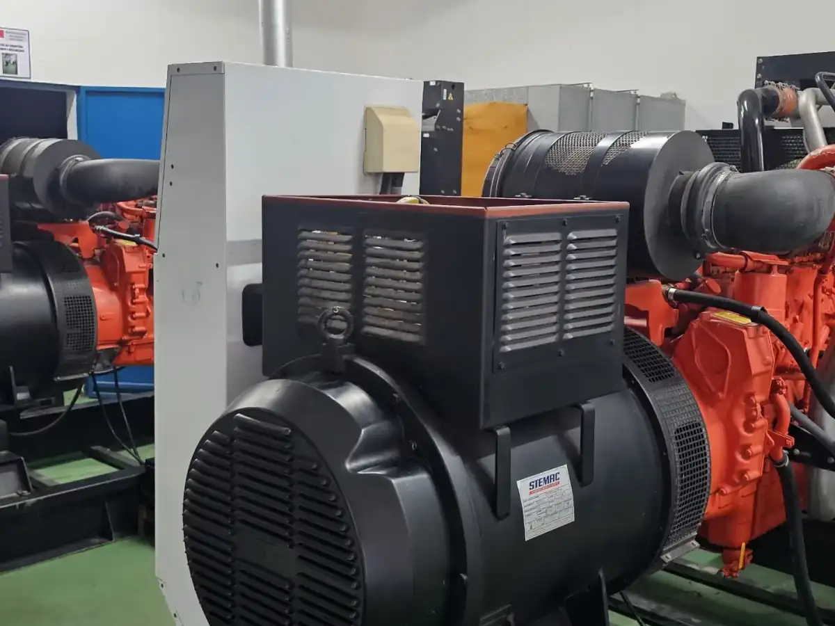 Grupo gerador a diesel de grande porte com alternador e motor em São Luís, MA