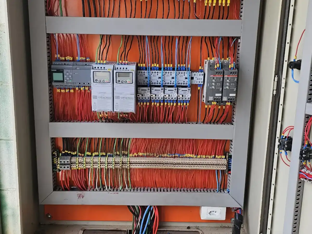 Quadro de transferência automática do gerador aberto, com CLP e relés, em São Luís, MA