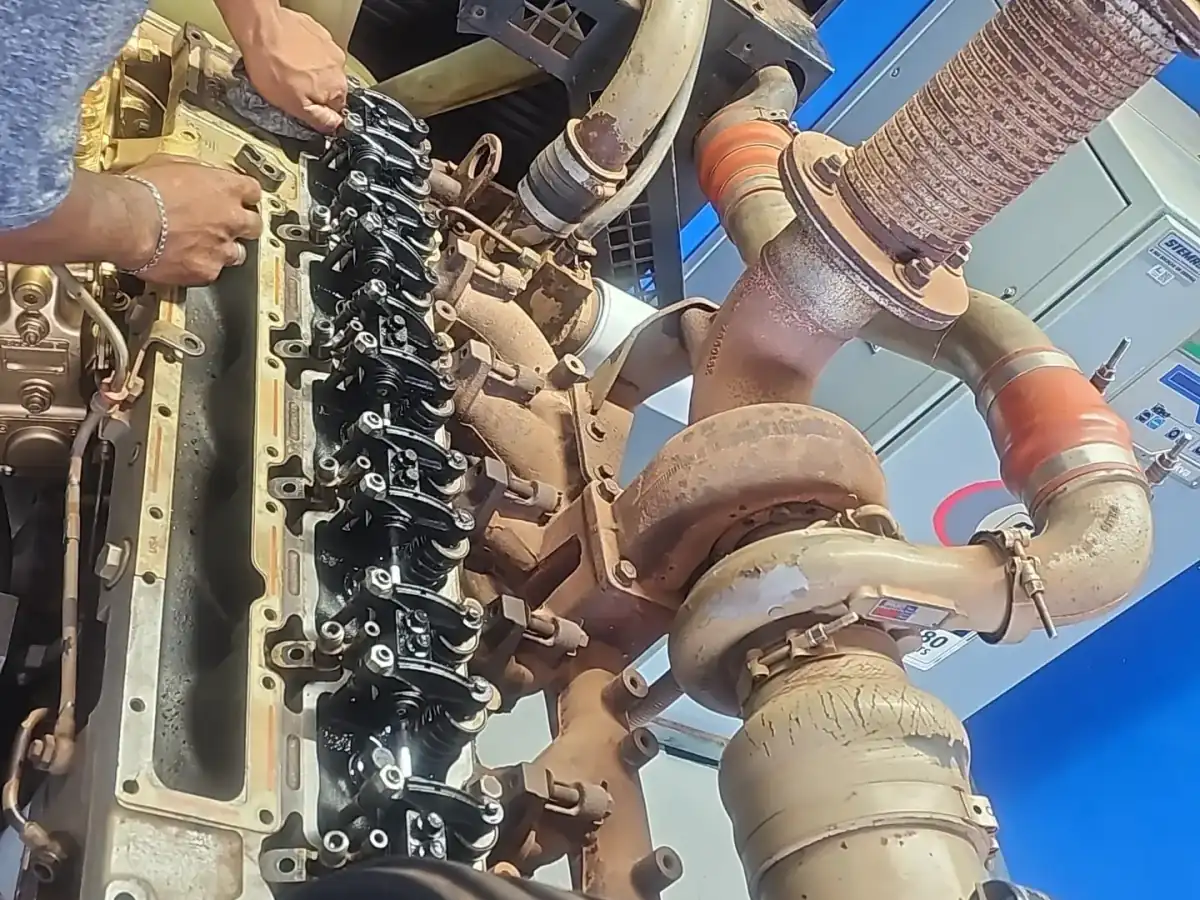 Técnico fazendo manutenção no cabeçote do motor Cummins de um gerador no Maranhão