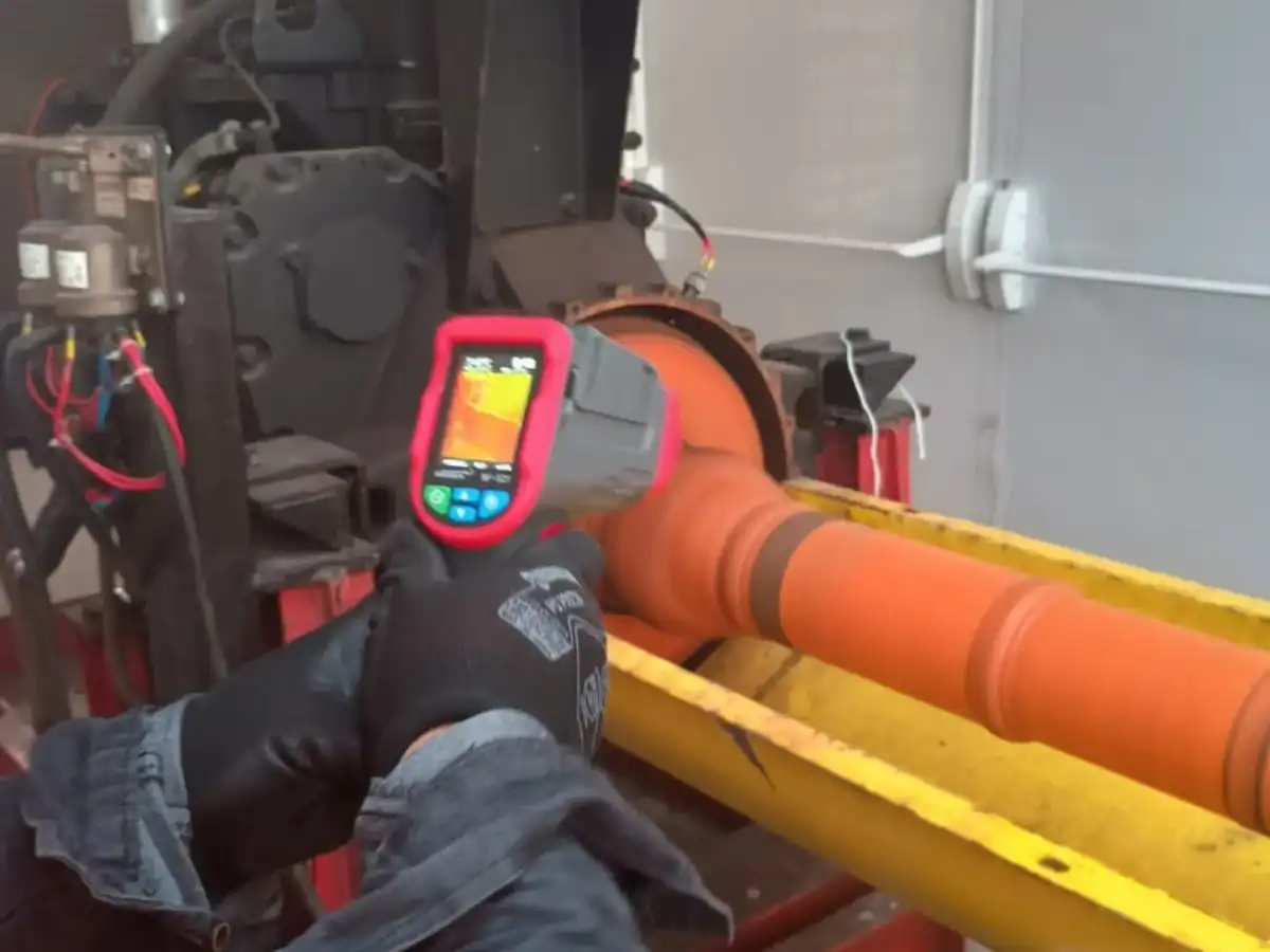 Técnico inspecionando bomba a diesel com câmera termográfica no Porto do Itaqui, São Luís, MA