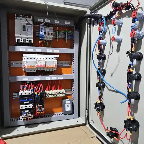 Quadro elétrico aberto e montado: disjuntor geral, minidisjuntores, contatores com relés térmicos e porta com sinaleiros e botoeiras já cabeados