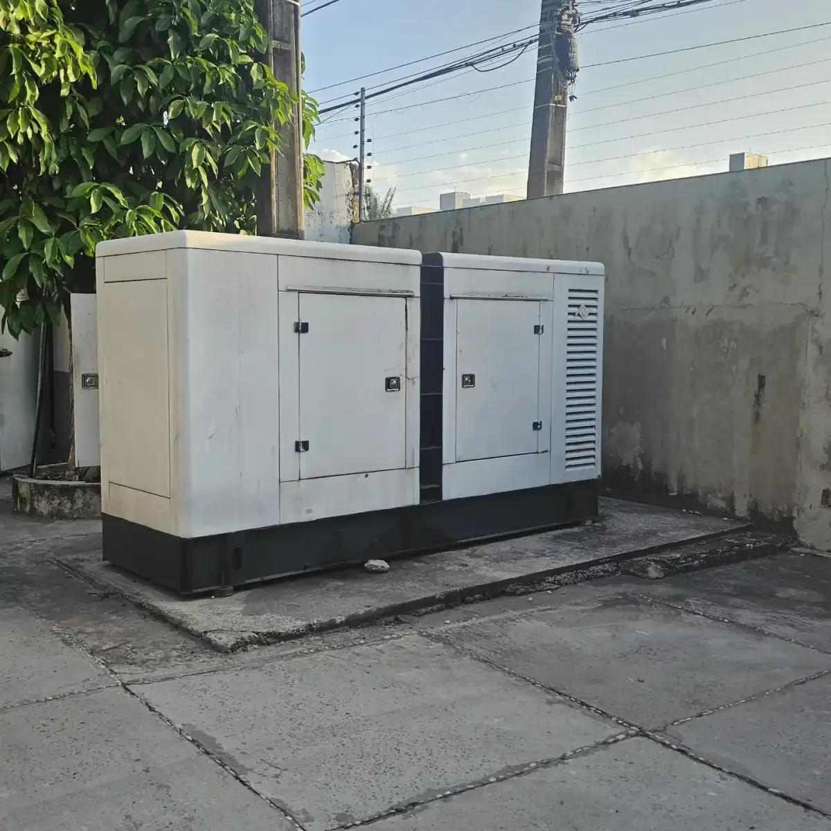 Grupo gerador carenado branco na área externa da Steriliza (esterilização de materiais hospitalares)