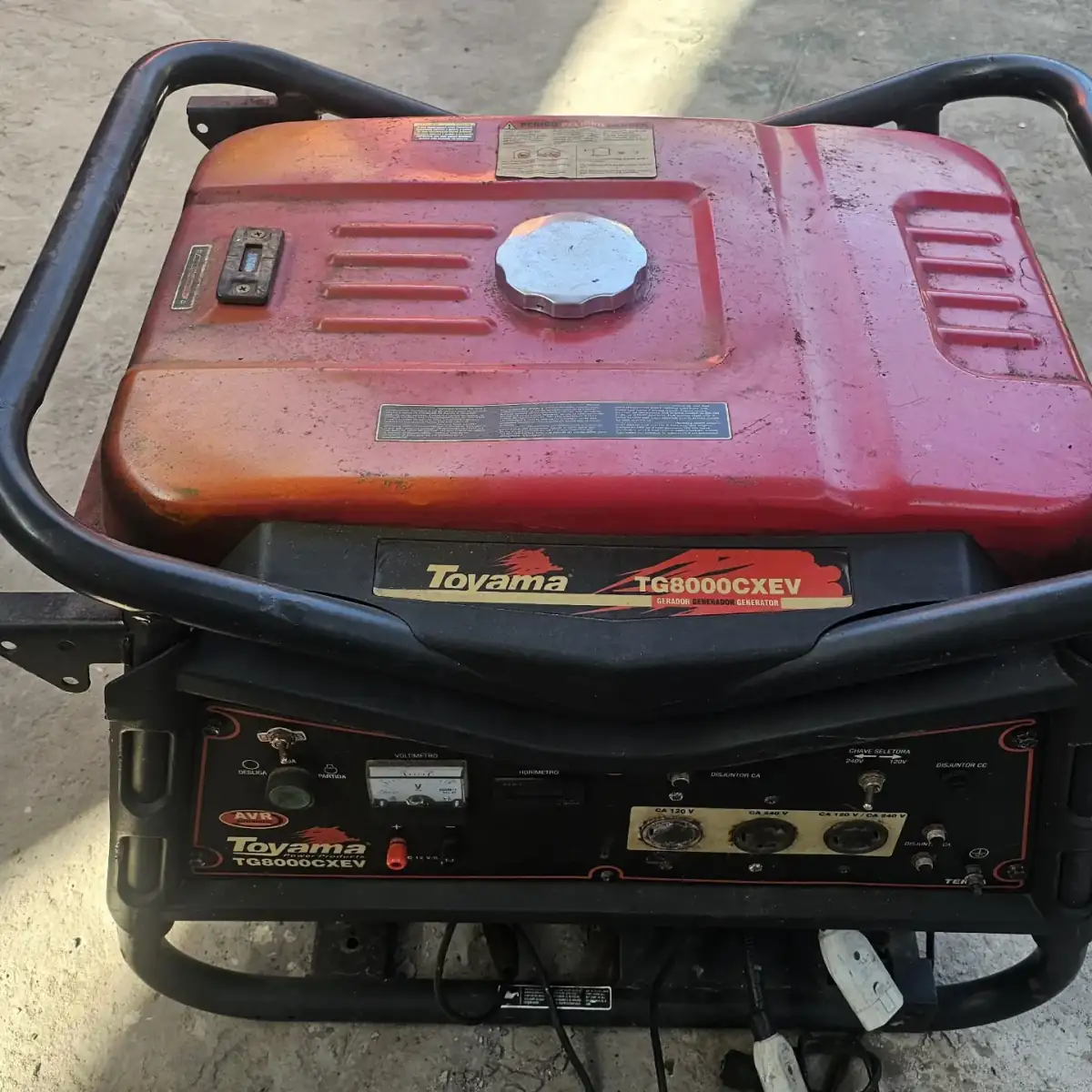 Gerador portátil Toyama TG8000CXEV vermelho, vista frontal do painel com tomadas e voltímetro