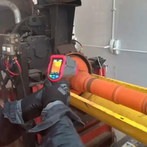 Técnico medindo temperatura do eixo da bomba de incêndio com câmera termográfica portátil