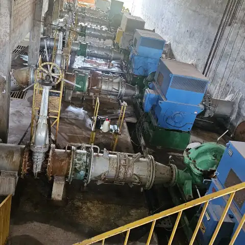 Casa de bombas do sistema Italuís com grandes motores azuis e tubulações de adução