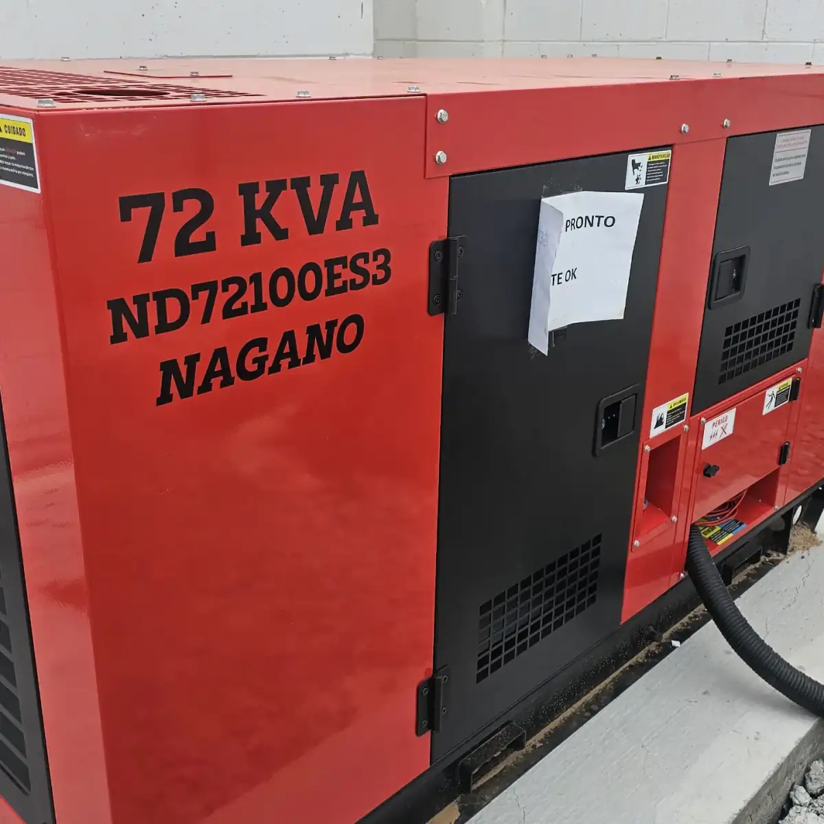 Grupo gerador Nagano 72 kVA (ND72100ES3) vermelho instalado, com aviso “pronto/teste OK”