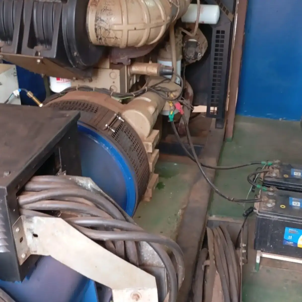 Gerador Cummins na sala técnica, com alternador e baterias
