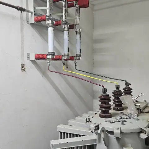 Chave seccionadora com fusíveis de média tensão ligada ao transformador da subestação abrigada