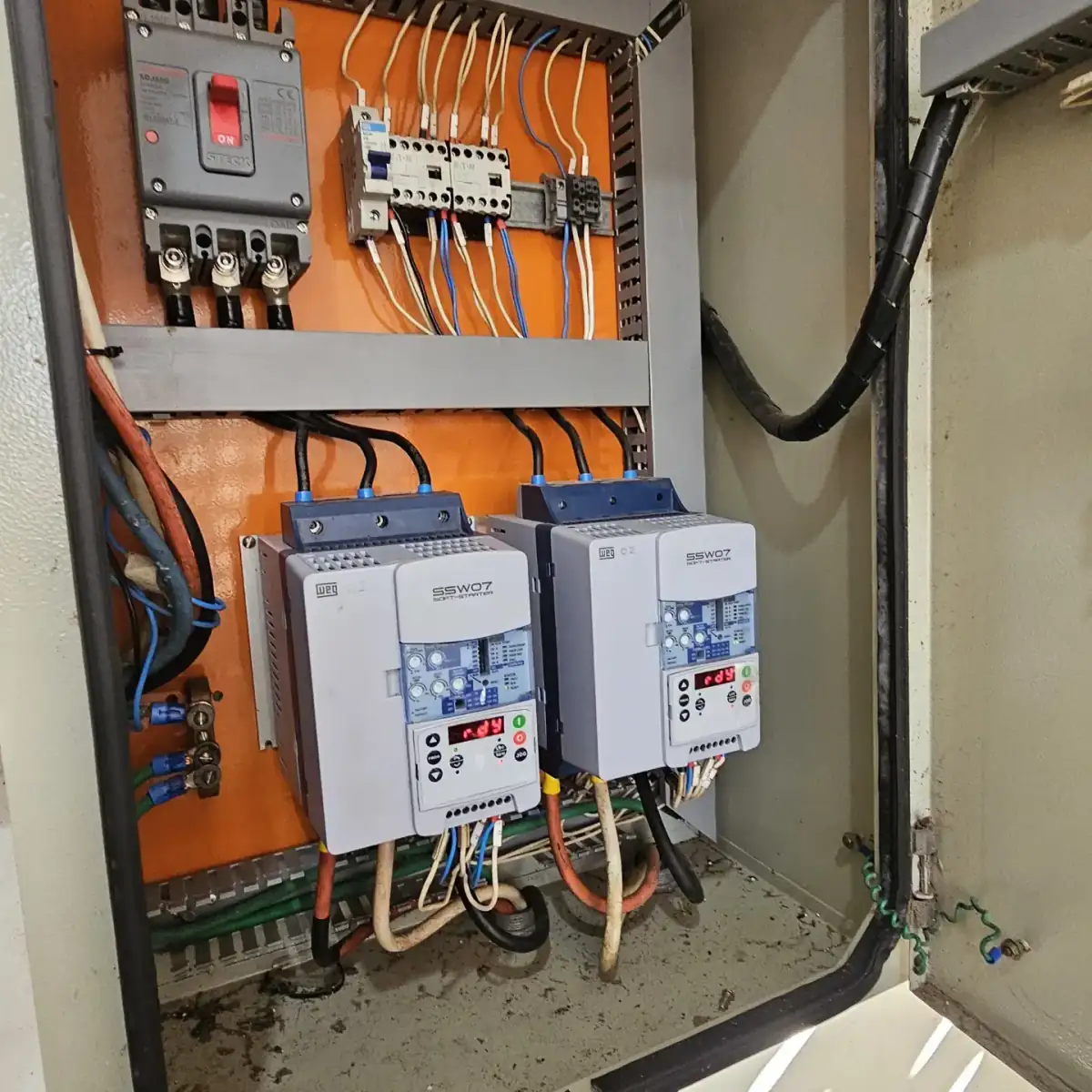 Painel com dois inversores de frequência WEG CFW (soft/inversor) acionando as bombas