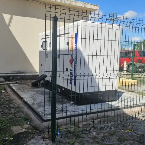 Grupo gerador Maxi Trust carenado instalado em área cercada da Reitoria do IFMA
